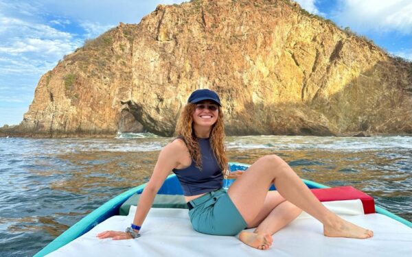 Navegando hacia la belleza natural de Manzanillo en lancha