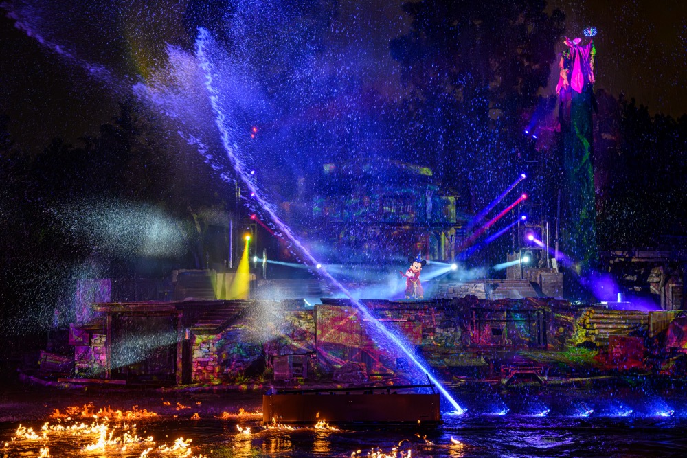 Vive la experiencia del espectáculo nocturno Fantasmic! que regresa a Disneyland Park en Mayo