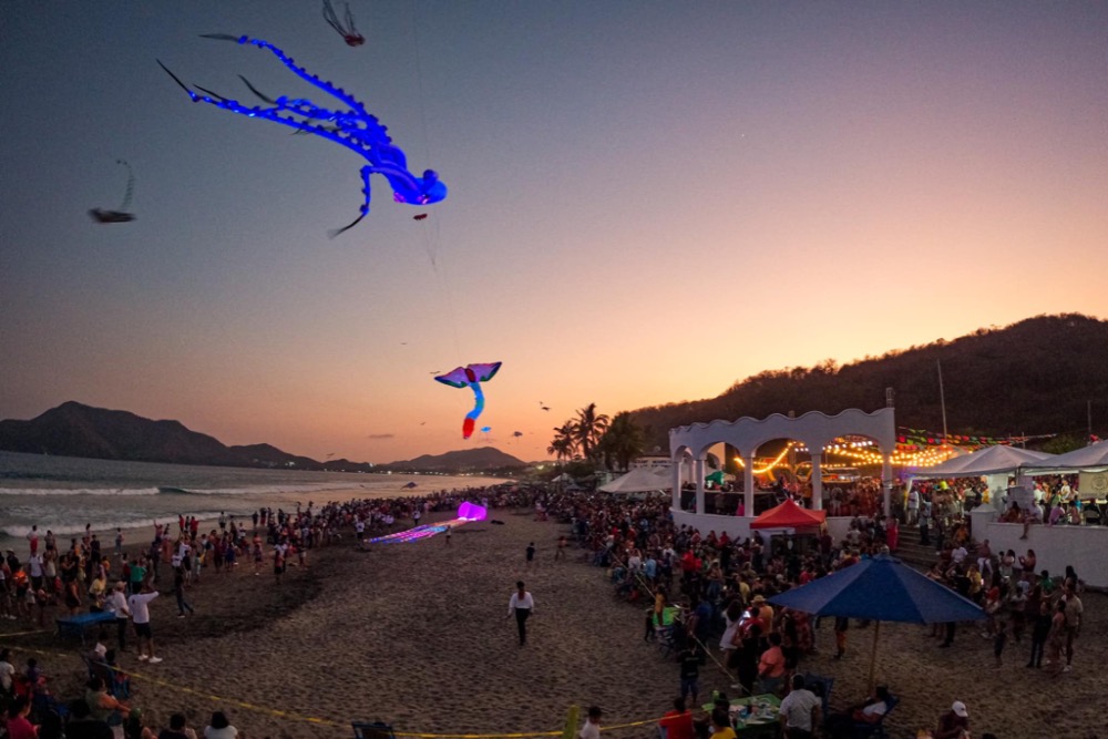 El cielo cobra vida con el Festival Costero del Papalote en Manzanillo