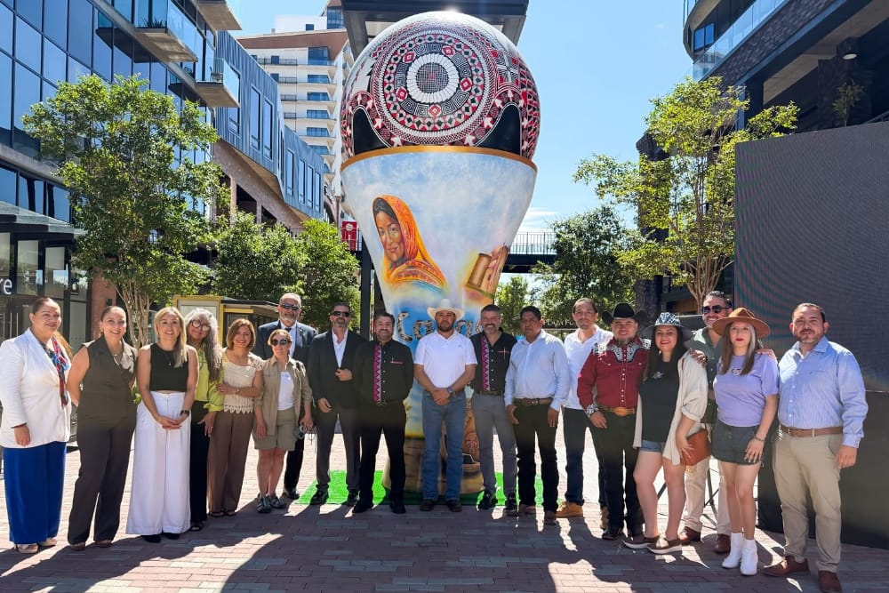 Del barro al Mundial: el pueblo Mata Ortiz presentó la esfera monumental dedicada al fútbol mexicano
