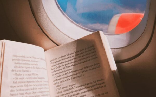 Cinco opciones de libros que toda viajera debería llevar en su equipaje