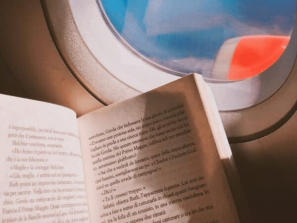 Cinco opciones de libros que toda viajera debería llevar en su equipaje