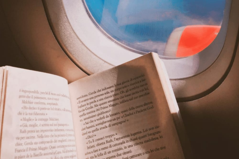 Cinco opciones de libros que toda viajera debería llevar en su equipaje